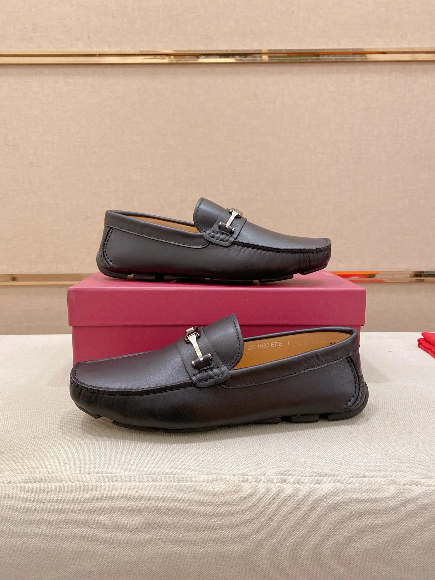 Factory price: 540💰High-end quality! Ferragamo🆕🆕Exclusive hot-selling products in stock🔥🔥New products on the shelves, high-quality Ferragamo men's pea shoes, high-end casual driving shoes, with complete packaging! 💪 💪 Material: imported first-layer cowhide 🐂 + imported high-quality water-dyed cowhide lining + wear-resistant outsole 👍🏻👍🏻 Features: high-end and comfortable, purely handmade 🚀 🚀 Create the perfect shoe that suits you best 🔥 🔥 Size: (38-44) 45 standard size can be customized!